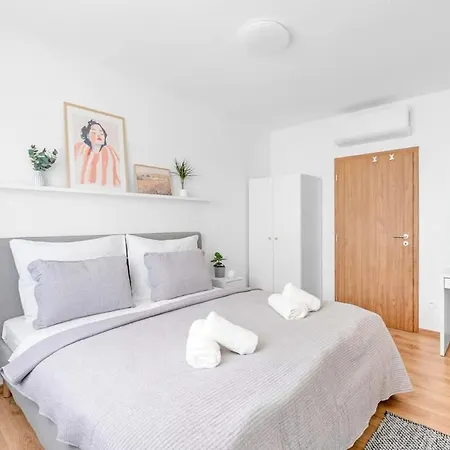 דירה Bright Design Loft With Balcony *